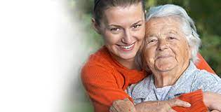 משפחה מחבקת מטפלת